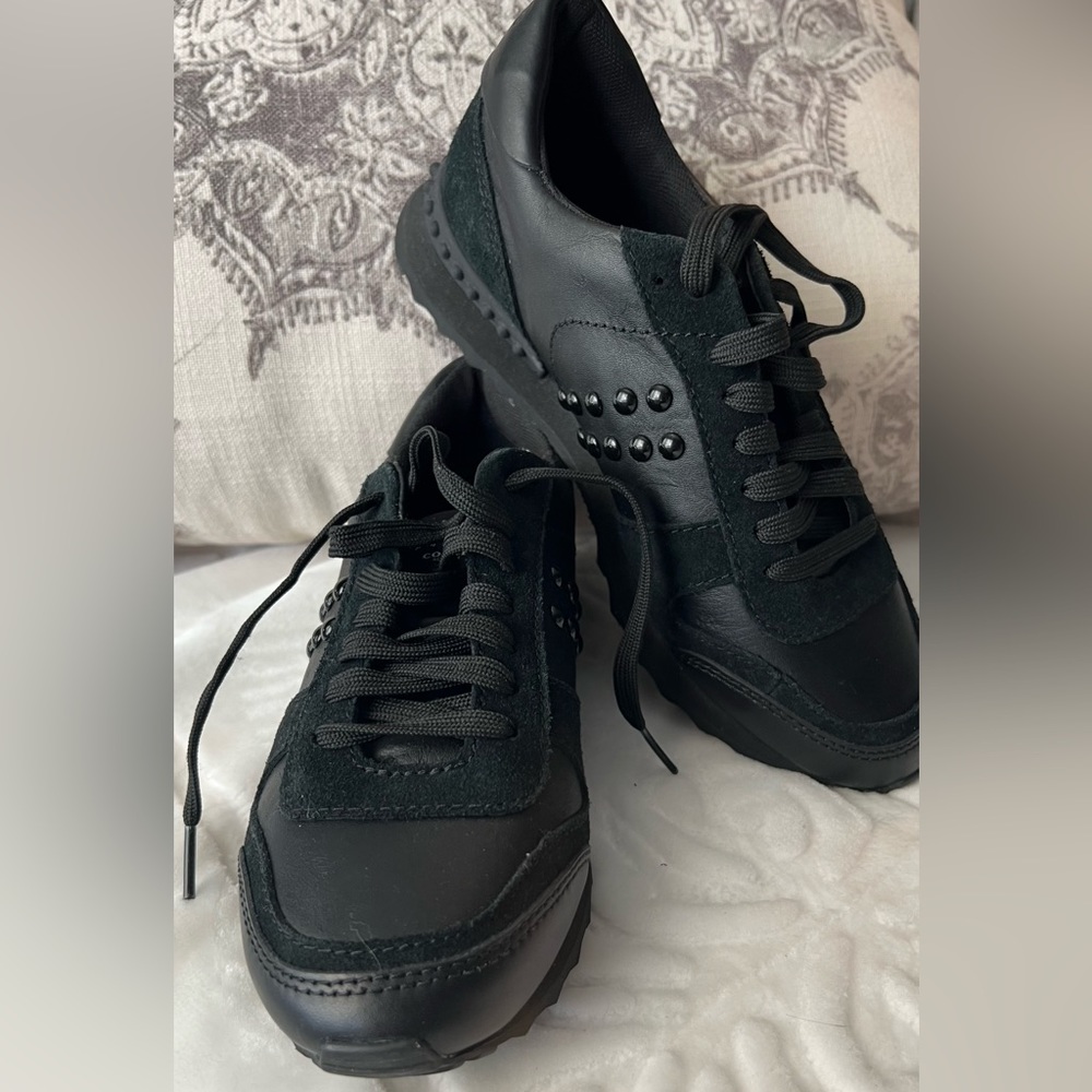 BEAUTIFUL BOACK SUEDE SNEAKERS